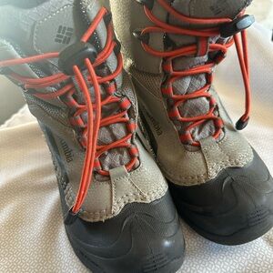 Columbia boots with bungee cord for lace